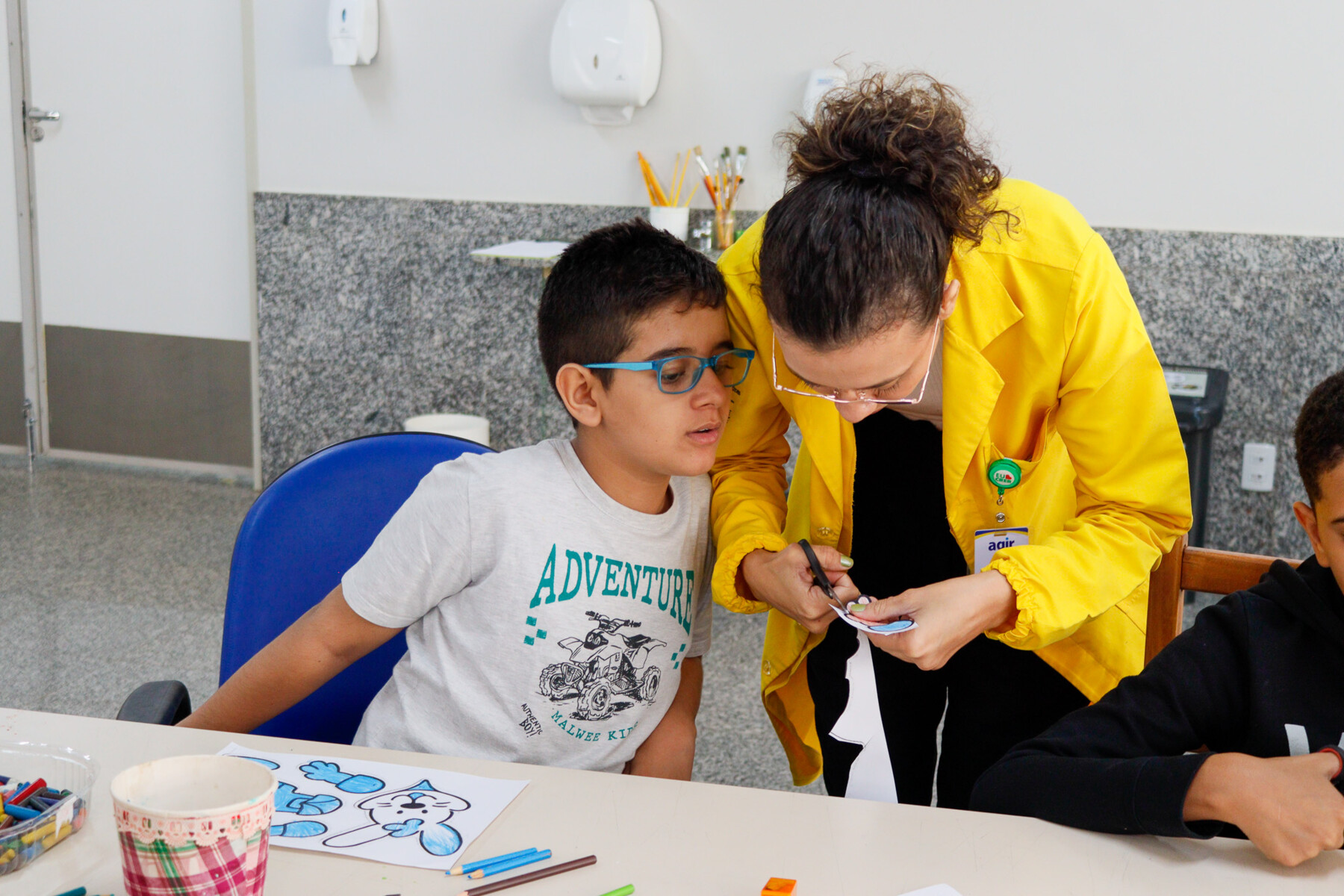 Paciente Gabriel de Olinda participa de atividade coletiva durante sessão de arteterapia no Crer.jpg